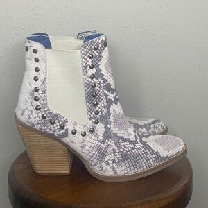 Gray Dingo in Size 9